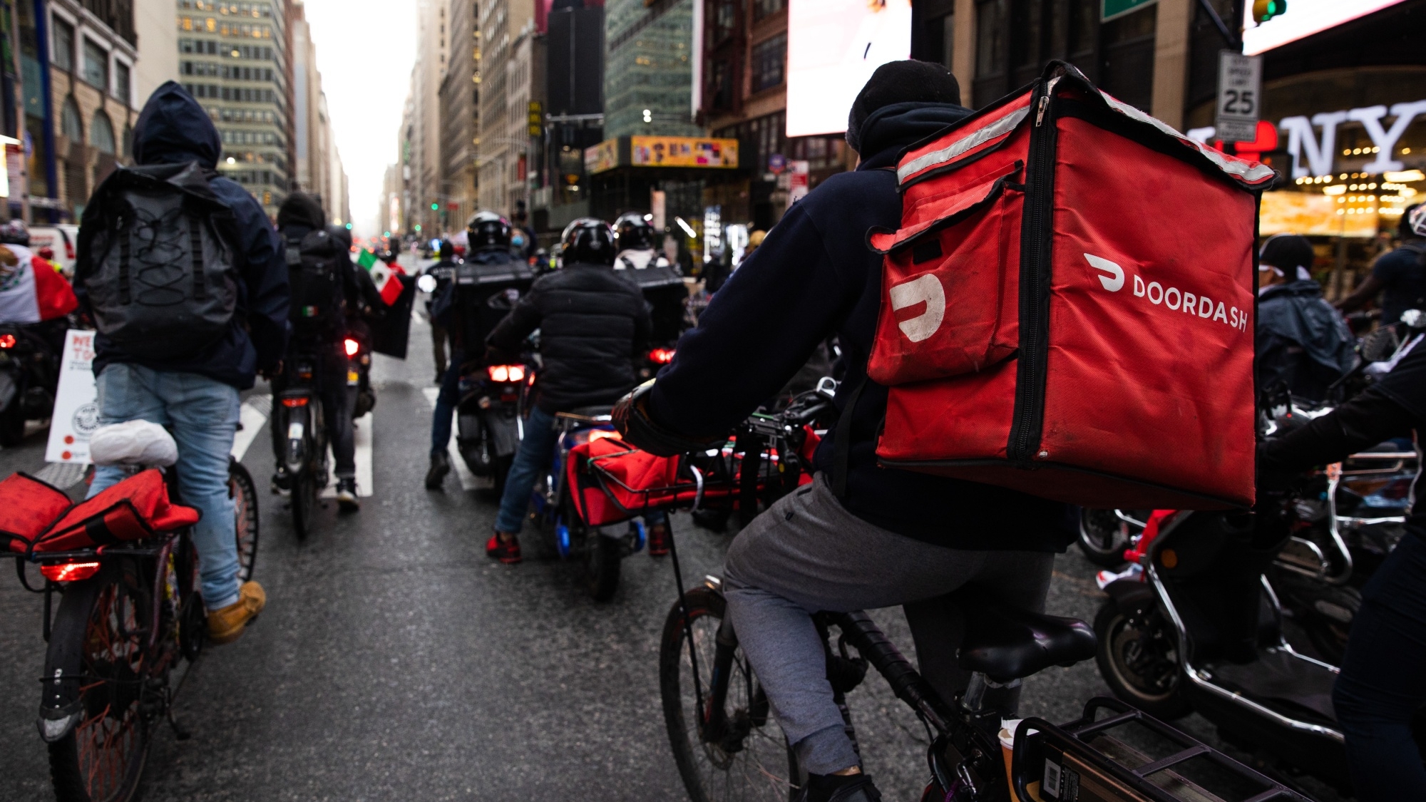 U.S. meal delivery group DoorDash expressed interest in acquiring British company Deliveroo last month. 

Image Source: Bloomberg 